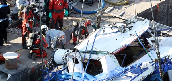 헝가리 실종자 명단에 있던 이들 사고 발생 수일이 지난 수습되고 있다 / 출처 NEWSIS