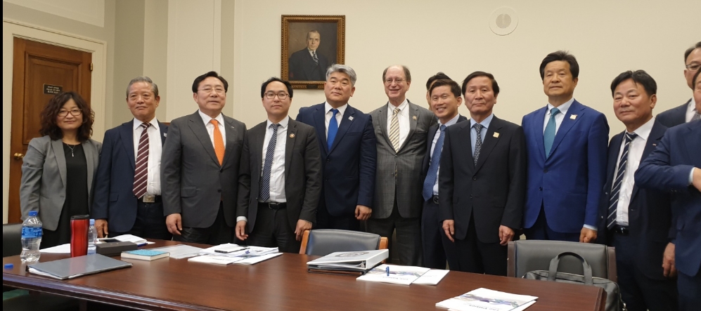 좌측 세번째부터 : 김기문 중소기업중앙회장, 앤디킴 뉴저지 하원의원, 김진향 개성공업지구지원재단 이사장, 브래드셔먼 미하원 외교위원회 아시아타평양소위원회 위원장. (사진=중기중앙회)