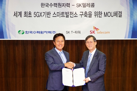 13일 SK텔레콤 박정호 사장(왼쪽)과 한국수력원자력 정재훈 사장(오른쪽)이 을지로 SK-T타워에서 협약식 체결 후 기념 촬영을 하고 있는 모습. 사진=SK텔레콤