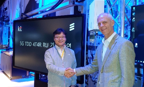 KT 네트워크연구기술단장 이수길 상무(왼쪽)와 에릭슨 5G 프로그램 총괄 아이너 티포(Einar Tifor,오른쪽) 가 기술 시연을 마치고 기념 촬영하고 있다. 사진=KT