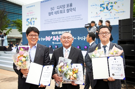 SK텔레콤이 14일 국립과천과학관에서 열린 ‘제32회 정보문화의 달’ 기념식에서 독거 어르신 대상 ’인공지능 돌봄 서비스’로 정보문화 유공 과학기술정보통신부 장관 표창을 받았다. 왼쪽부터 SK텔레콤 이준호 SV추진그룹장, 사회적 기업 '행복한 에코폰' 나양원 이사, 전국사회연대경제 지방정부협의회 김영식 사무국장. 사진=SK텔레콤