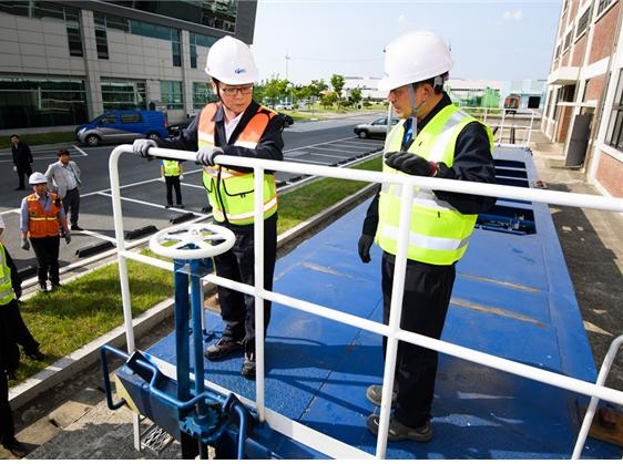 손병석 코레일 사장(왼쪽)이 지난 13일 오후 대전철도차량정비단을 찾아 열차 연결‧분리 작업자의 사고 방지를 위한 시설물을 점검했다.(사진=코레일)