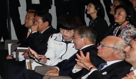 스웨덴 국빈 방문 중에 문재인 대통령이 LG전자 듀얼스크린 5G 스마트폰인 V50 씽큐로 LG유플러스 5G 서비스인 U+프로야구 중계영상과 방탄소년단 유럽투어 공연영상을 보고 있는 모습. 사진=LG유플러스