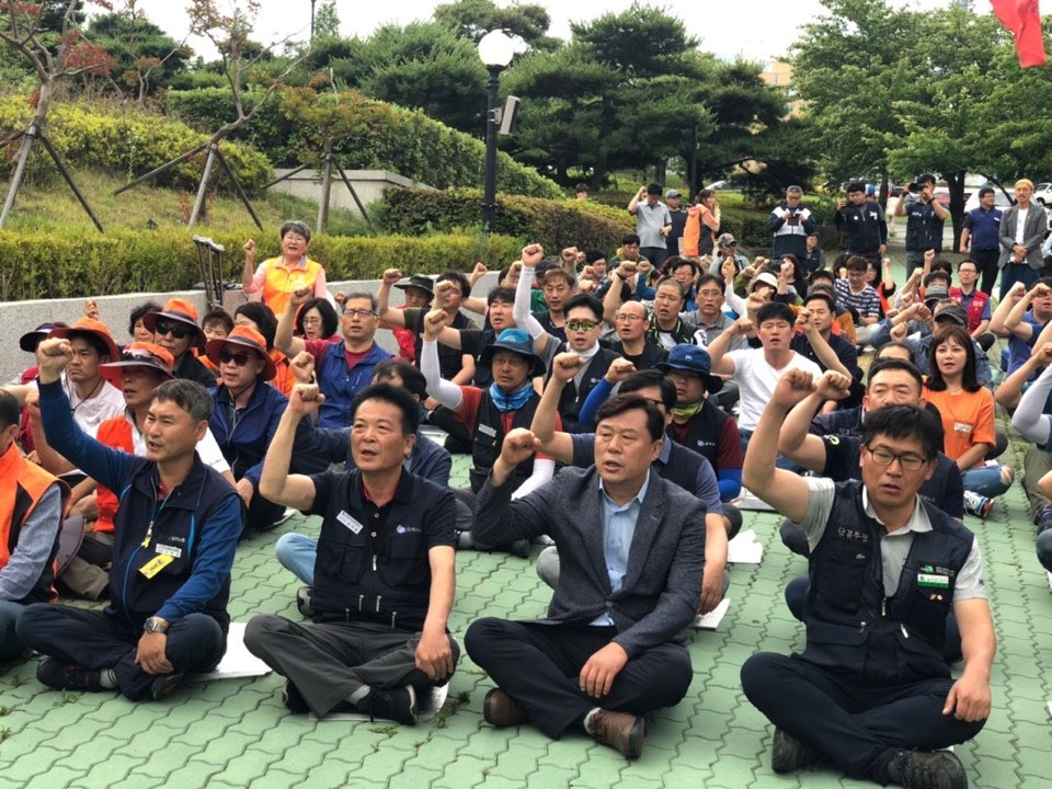 16일 울산과학대 농성장 앞에서 열린 울산과학대 투쟁 5주년 단결한마당 행사에서 윤한섭 민주노총울산본부장, 하부영 금속현대자동차지부장, 김종훈 국회의원 등이 구호를 외치고 있다.(사진제공=민주노총울산본부)