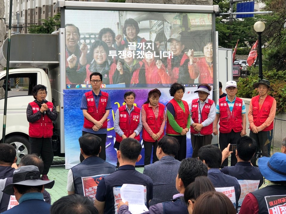 김순자 과학대지부장이 그간의 한 맺힌 발언을 토해내고 있다.(사진제공=민주노총울산본부)