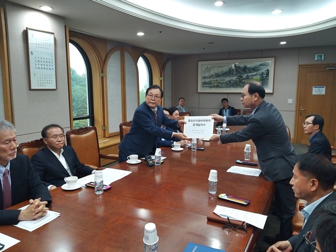 국회 행안위 자유한국당 간사인 이채익 의원(사진왼쪽)이 중앙선관위에 공개질의서를 전달하고 있다.(사진제공=이채익의원실)