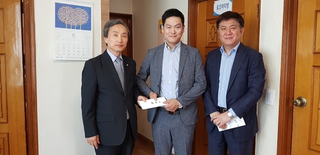 이춘희 회장(사진왼쪽) 등이 가정복지회 미래지움에 200만원을 기탁하고 기념촬영.(사진제공=대구지방변호사회)