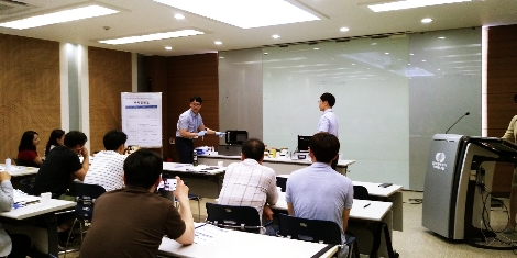 지난 6월 13일 전력연구원(대전광역시 소재)에서 한전 담당자가 기업 관계자들이 참석한 가운데 '퓨란 간이분석 키트'를 시연하고 있는 모습. 사진=한국전력