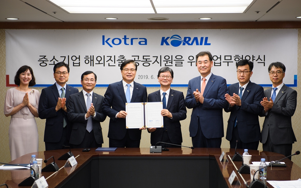 (오른쪽 네번째부터) 손병석 코레일 사장, 권평오 코트라 사장이 기념촬영을 하고 있다.(사진=코레일)
