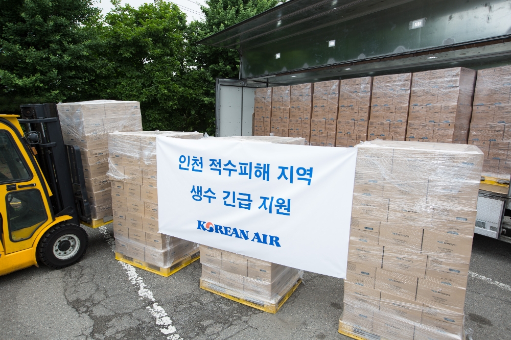 대한항공은 19일 인천시 서구지역 수돗물 음용 불가 판정 피해 학교에 생수 1,000 박스(0.5 리터 30,000병)를 긴급 지원했다. 긴급 구호물품은 피해지역 학교 10곳에 전달 될 예정이다. (사진=대한항공)