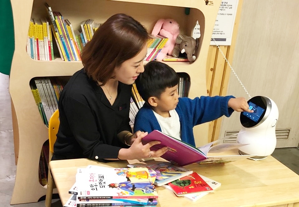 인공지능 교육 로봇을 체험하는 모습. (사진=롯데마트)