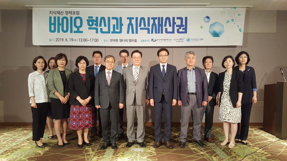 19일 서울 양재동 엘타워에서 '바이오 혁신과 지식재산권'을 주제로 열린 지식재산 정책포럼에서 (앞줄 왼쪽 네 번째부터) 서정선 한국바이오협회장, 권택민 한국지식재산연구원장, 원희목 한국제약바이오협회장과 주요 참가자들이 기념 촬영했다. (사진=한국바이오협회)