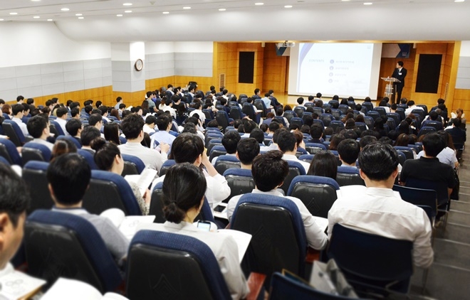 법무법인(유한) 태평양이 20일 개최한 ‘부가가치세와 세금계산서’ 세미나에서 태평양 조세그룹 심규찬 변호사가 400여 명의 기업 관계자들을 대상으로 발표하고 있다.