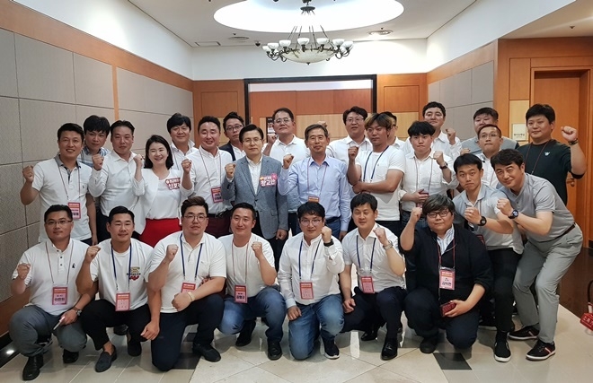 자유한국당 청년전진대회에서 황교안 당 대표가 청년들과 기념촬영.(사진제공=자유한국당울산시당)