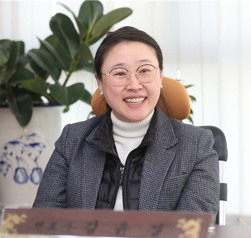 부산수영구 지역위워장에 선임된 강윤경 변호사.(사진제공=더불어민주당부산시당)