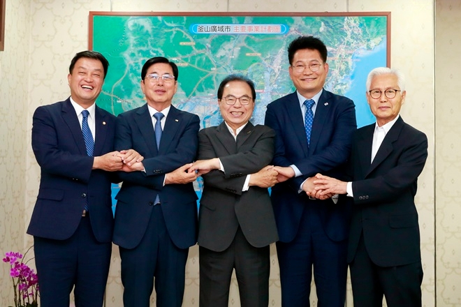 동남권 관문공한 건설에 대한 수도권 여론형성을 위한 방안을 논의하고 손을 맞잡고 있다.(사진왼쪽부터 윤준호 국회의원, 허용도 부산상의회장, 오거돈 부산시장, 송영길 국회의원, 서의택 공동위원장). (사진제공=부산상의)