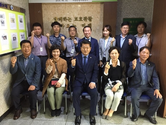 이홍희 의장 등 거창군의회의원 4명을 초청해 보호관찰제도 및 업무현황을 설명하는 자리를 갖고 기념촬영.(사진제공=거창준법지원센터)