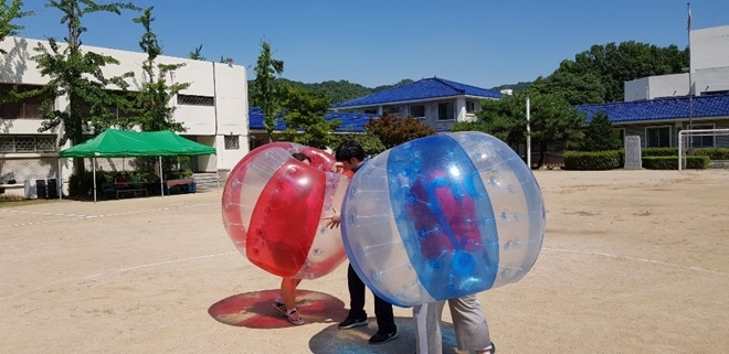 사제간 체육대회로 돈독한 정을 쌓고 있다.(사진제공=정심여자중고등학교)