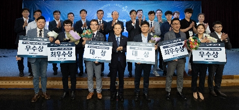 윤대희 신용보증기금 이사장(앞줄 왼쪽에서 네 번째)이 25일 서울 마포구 서울창업허브에서 개최된 ‘2019년 신용보증기금 4.0창업경진대회’에서 참가자들과 함께 기념촬영을 하고 있다. 사진=신용보증기금
