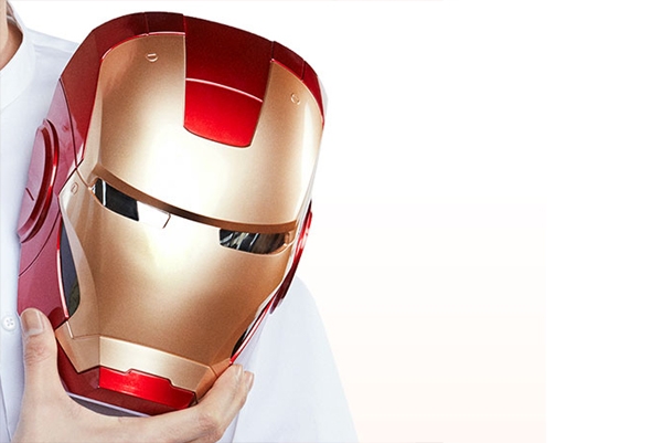 ‘아이언맨 led 마스크‘가 이날 하루 대중들의 시선을 모은다 / 출처 website화면