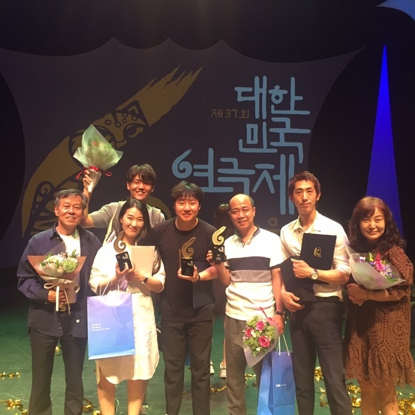 극단 예도가 대상을 수상하고 기념촬영.(사진제공=거제시)