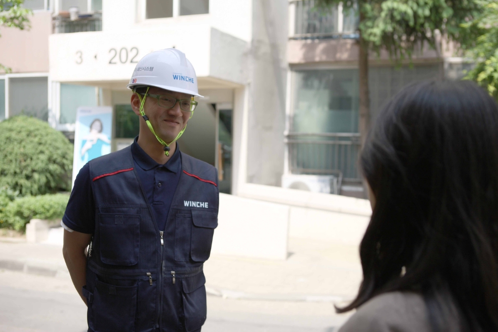윈체 시공 전문가와 시공 후 인터뷰를 진행하고 있다.(사진=윈체)