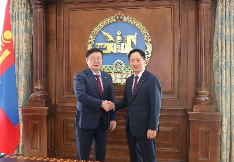 검버자브 잔당샤트르(왼쪽)과 이진국 하나금융투자 사장(오른쪽)이 기념 촬영을 하고 있다. 사진=하나금융투자