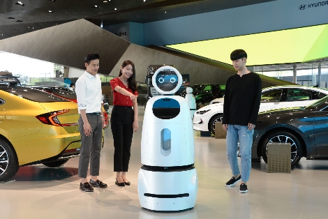 '현대 모터스튜디오 고양'을 찾은 방문객들이 시범서비스 중인 클로이 안내로봇를 체험하고 있다. 사진=LG전자