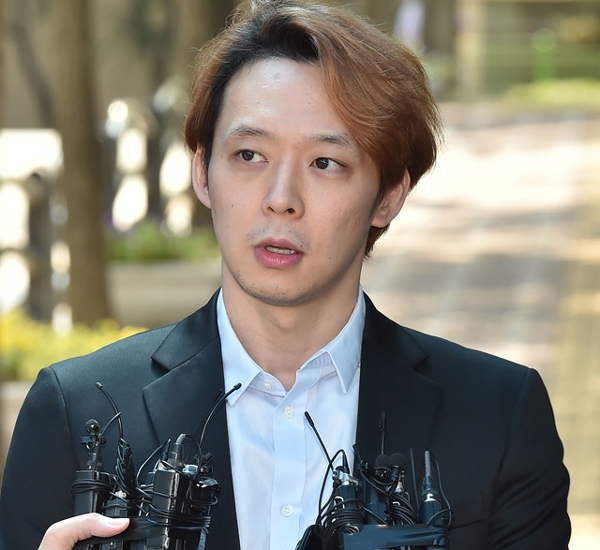 ‘박유천’이 이날 집유를 선고받고 빠져나오고 있다 / 출처 NEWSIS