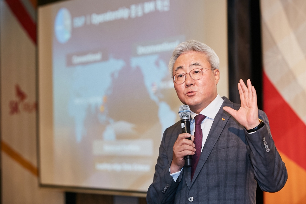 지난 5월말 열린 SK이노베이션 2019 기자간담회에서 김준 총괄사장이 ‘그린밸런스 독한 혁신’을 통한 경제적가치+사회적가치 창출계획을 설명하고 있다.(사진=SK이노베이션)