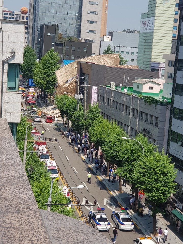 4일 서울 잠원동 한 리모델링 빌딩이 붕괴됐다.(사진=제보자)