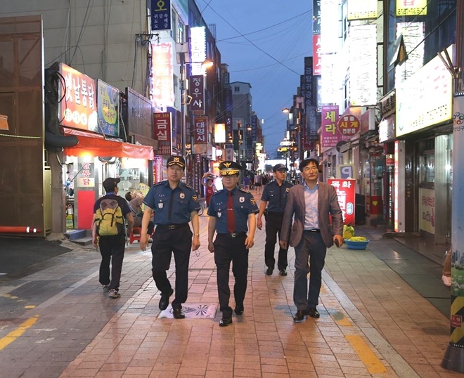 김창룡 부산경찰청장이 취임 첫 날 치안현장을 살펴보고 있다.(사진제공=부산경찰청)