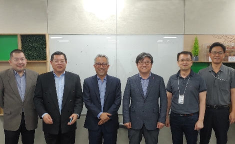 LG유플러스를 방문한 말레이시아 통신사업자 셀콤(Celcom) 이드함 나와위(Idham Nawawi) CEO(사진 좌로부터 3번째)를 비롯한 경영진이 기념촬영을 하고 있다. 사진=LG유플러스