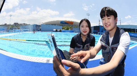 광주FINA세계수영선수권대회가 열리는 남부대학교 수영장에서 KT 직원들이 5G 네트워크를 점검하고 있다. 사진=KT