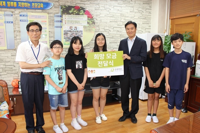 초당초등학교가 바자회를 열어 마련한 수익금을 굿네이버스에 전달하고 기념촬영.(사진제공=굿네이버스 경기1본부)
