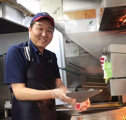 엄익수 KFC 대표, 대학로 지점 방문해 매장 현장 교육 프로그램 수행