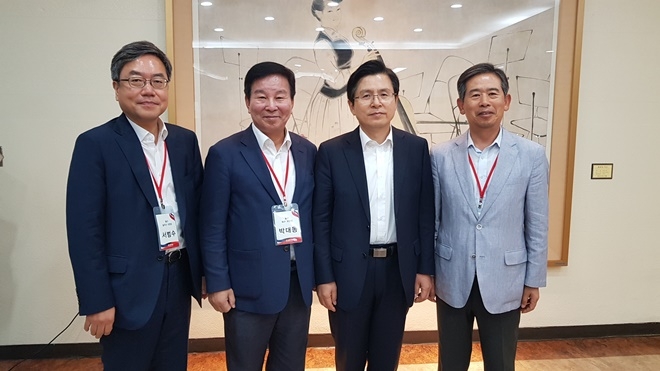 (사진왼쪽부터) 서범수 울주군당협위원장, 박대동 울산북구당협위원장, 황교안 대표, 안효대 울산시당위원장이 기념촬영.(사진제공=자유한국당울산시당)