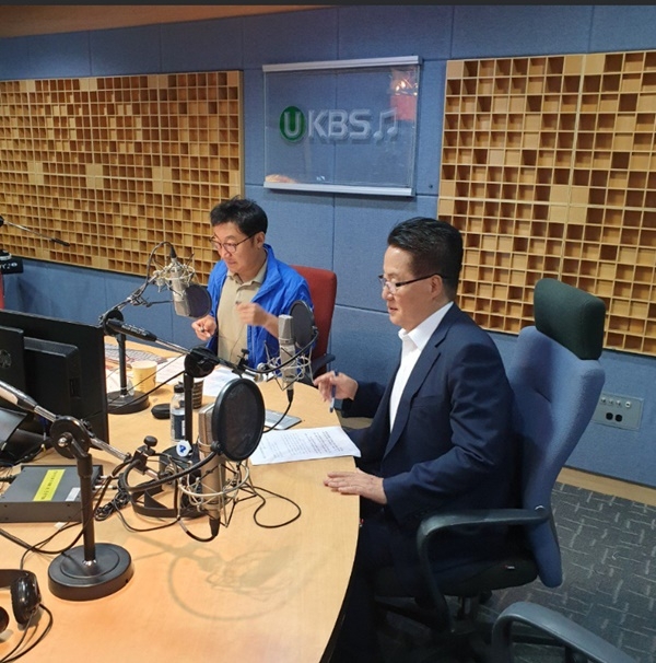 KBS1-R <김경래의 최강시사, ‘정치의 품격>에 출연해 발언을 하고 있는 박지원 민주평화당 전 대표.(사진=박지원트위터)