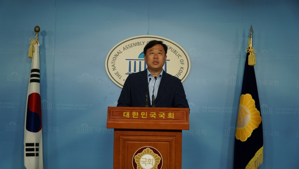 김종훈 국회의원이 7월 15일 오전 국회정론관에서 기자회견을 열어 현대중공업 하청비정규직 노동자 노조할 권리를 응원하고 있다.(사진제공=김종훈의원실)