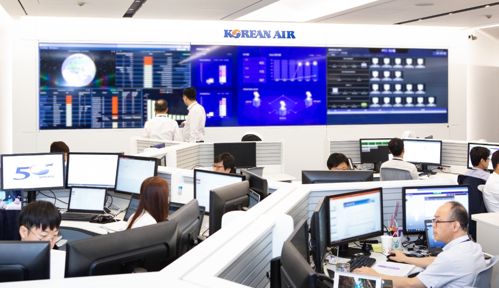 대한항공은 지난 18일 서울 강서구 방화동 소재 전산센터 안에 클라우드 커맨드센터(Cloud Command Center)를 오픈했다. 앞으로 이곳에서 대한항공의 네트워크, 데이터센터 및 보안 운용을 실시간으로 관제하게 된다. 사진은 클라우드 커맨드센터의 전경.(사진=대한항공)