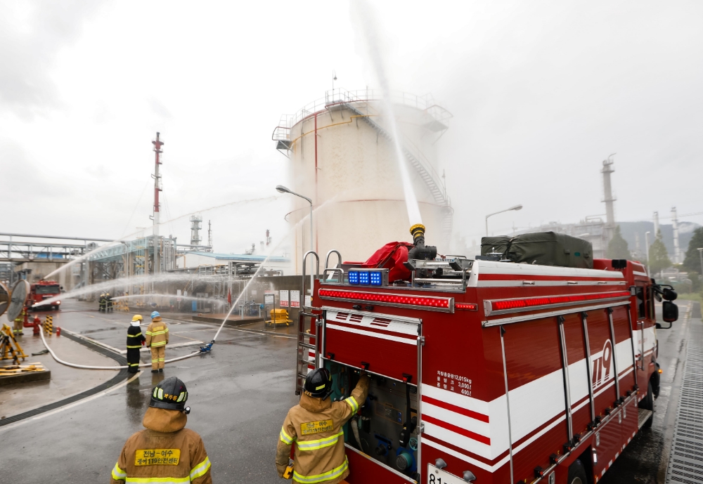 대림산업 석유화학사업부 여수공장에서 임직원들과 소방관들이 함께 살수차와 소방설비를 이용해 화재 진화 훈련을 실시하고 있다.(사진=대림산업)
