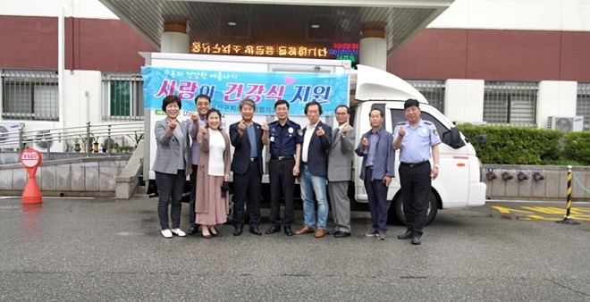교정협의회가 삼계탕용 생닭을 울산구치소에 기증하고 기념촬영.(사진제공=울산구치소)