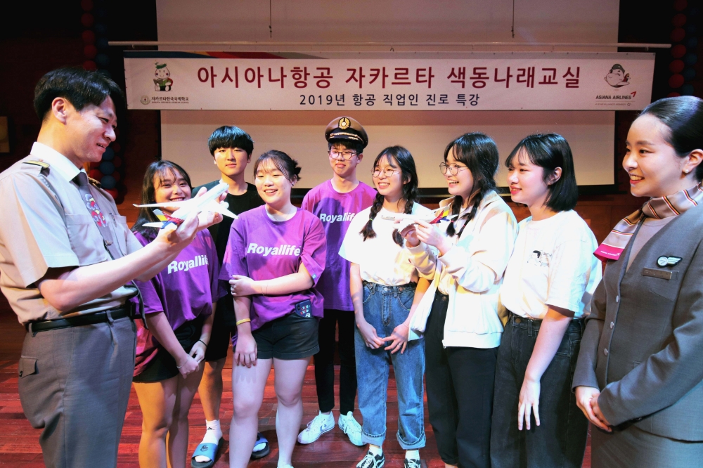 아시아나항공 조종사(기장)가 학생들에게 항공기 비행 원리에 대한 설명을 하고 있다.(사진=아시아나항공)