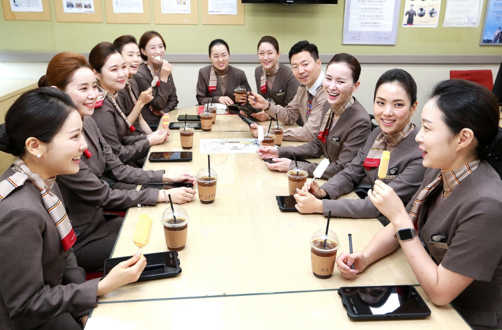 서울시 강서구 오쇠동 아시아나항공 본사에서 아시아나항공 캐빈승무원들이 커피와 아이스크림을 즐기며 회의를 하고 있다.(사진=아시아나항공)