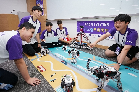 LG CNS IT드림프로젝트에서 학생들이 자율주행차를 개발해 실습하고 있는 모습. 사진=LG CNS