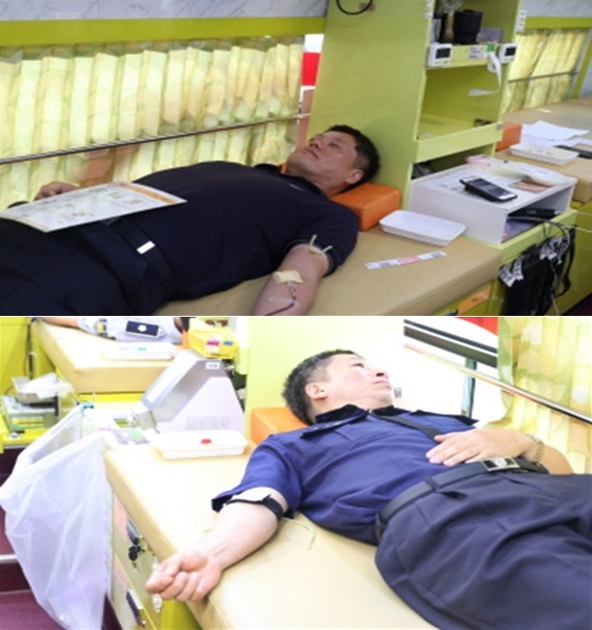 헌혈에 동참하고 있는 직원들.(사진제공=안동교도소)