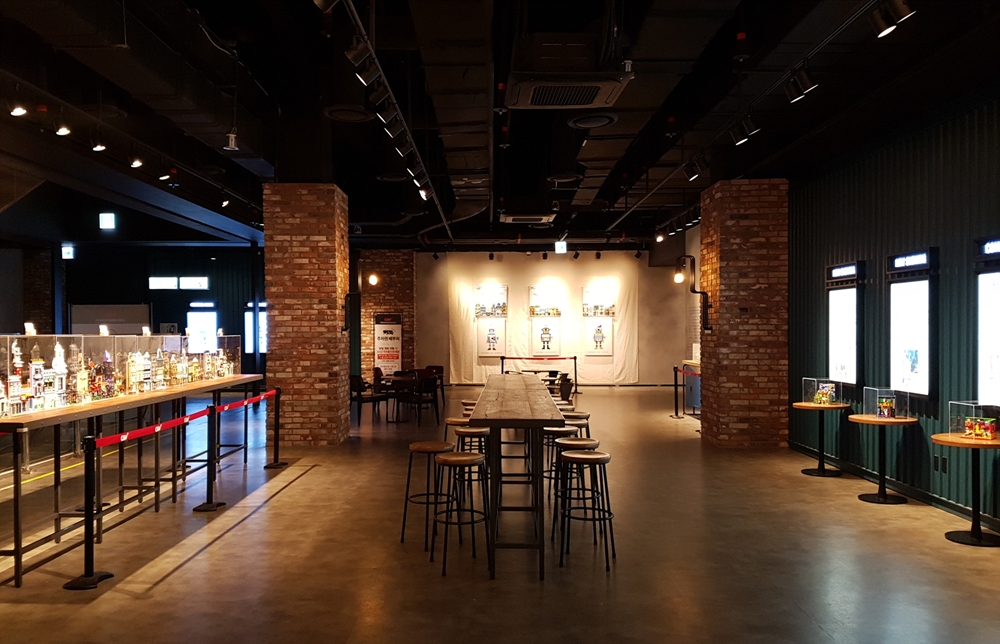 CJ CGV, 극장 로비서 펼쳐지는 ‘아트 버스킹’..브릭 아티스트 전시회로 첫 진행