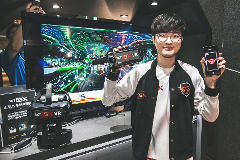 SK텔레콤 T1 선수단의 ‘페이커’ 이상혁선수가 서울 종로에 위치한 ‘LoL 파크’에서 ‘LCK VR현장 생중계’와 Jump AR 서비스를 소개하는 모습. 사진=SK텔레콤