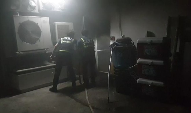 화재진화에 나사고 있는 부산 남부서 못골파출소 직원들.(사진제공=부산경찰청)
