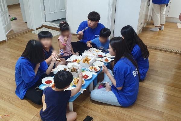 bhc치킨 ‘해바라기 봉사단’ 그룹홈에 거주하고 있는 아동 위한 봉사활동 실시